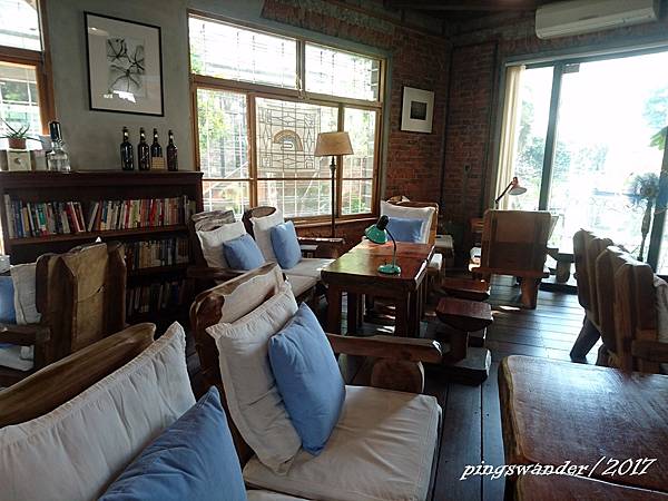 【台南東區】a Room房間咖啡，坐擁書牆的房間~可久坐咖啡