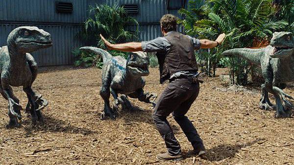 《侏羅紀世界》訓龍師Chris Pratt的經典動作~世界各國争相模仿..看到我嘴角不知覺上揚了1