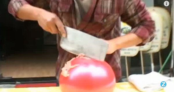 廚師在氣球上切肉！好厲害的刀法…這應該是最高境界了吧XD