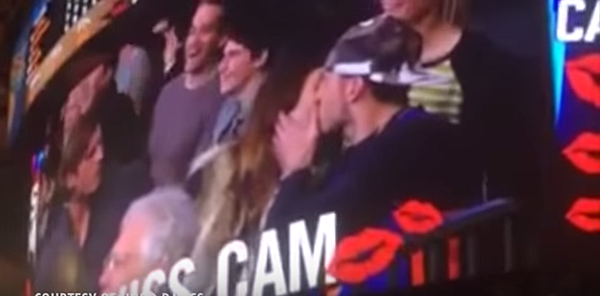 美國球場的「親親攝影機」，男友不親親，女生竟做出這種舉動!!!