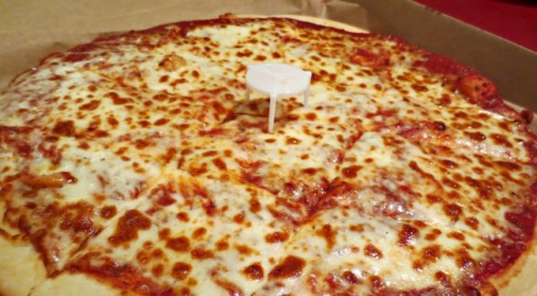 吃了怎麼久的披薩，中間這個白色小架子到底是...恍然大悟!!!2