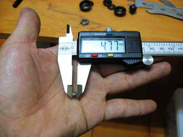 測量前輪鋼珠SIZE，是3/16英吋的鋼珠