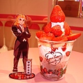 31冰淇淋．頂級新鮮草莓聖代（冰淇淋：草莓起司蛋糕、巧克力）＋鬼滅之宴煉獄杏壽郎立牌