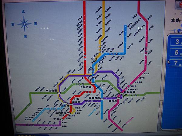 這是買票機，觸控螢幕，上海線路其實也很多，也還有在興建中的