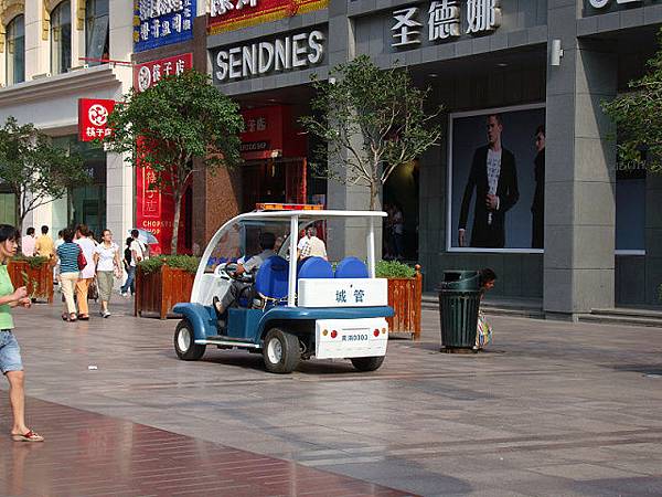 這是南京東路上的巡邏警車，就一直不停的來回跑南京東路