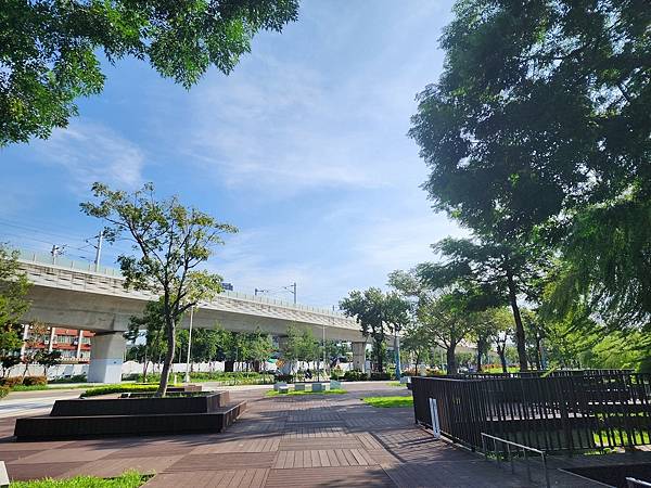 台中湧泉公園~~漫步星泉湖走入滿月指輪水上步道