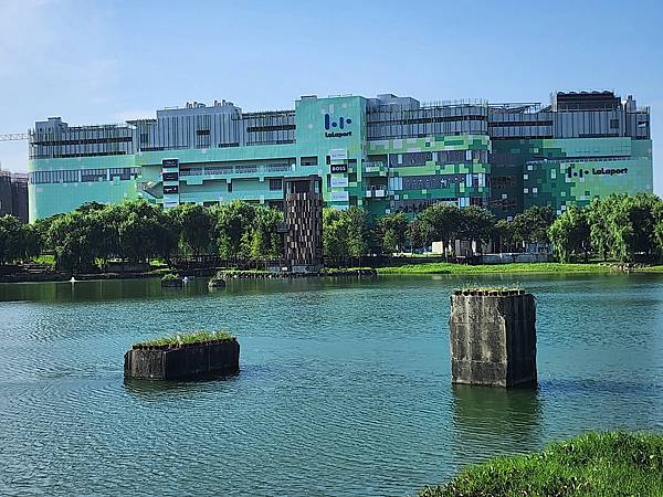 台中湧泉公園~~漫步星泉湖走入滿月指輪水上步道