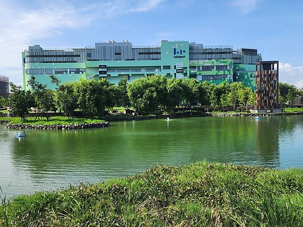 台中湧泉公園~~漫步星泉湖走入滿月指輪水上步道