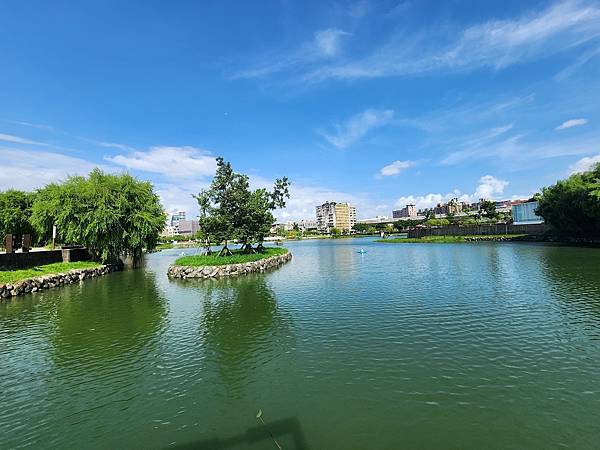台中湧泉公園~~漫步星泉湖走入滿月指輪水上步道