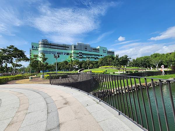 台中湧泉公園~~漫步星泉湖走入滿月指輪水上步道