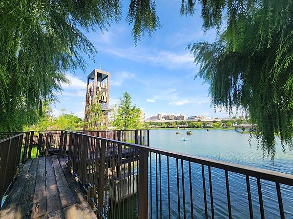 台中湧泉公園~~漫步星泉湖走入滿月指輪水上步道