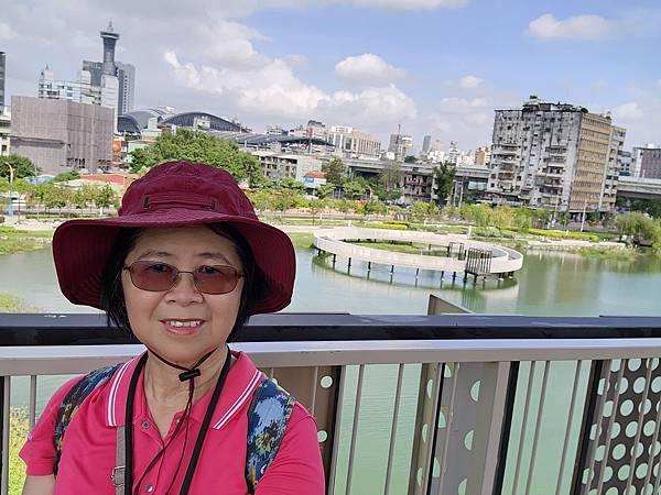 台中湧泉公園~~漫步星泉湖走入滿月指輪水上步道