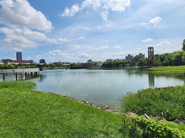 台中湧泉公園~~漫步星泉湖走入滿月指輪水上步道