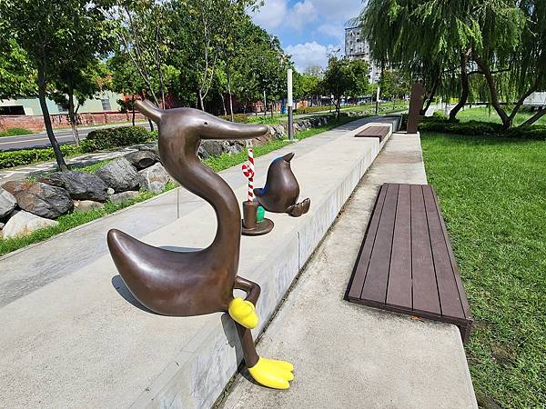 台中湧泉公園~~漫步星泉湖走入滿月指輪水上步道