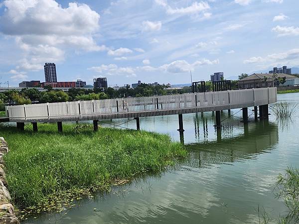 台中湧泉公園~~漫步星泉湖走入滿月指輪水上步道