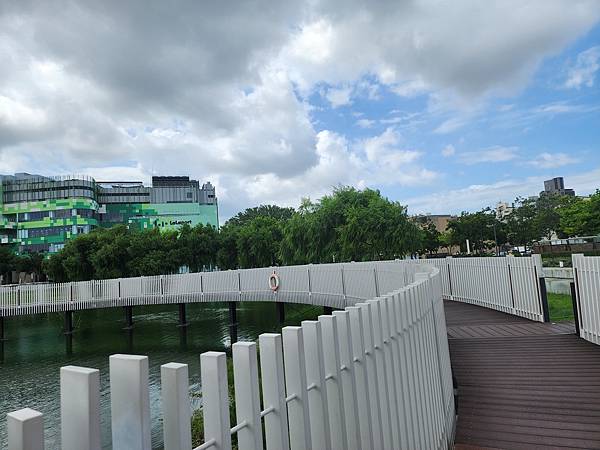 台中湧泉公園~~漫步星泉湖走入滿月指輪水上步道