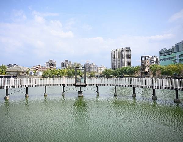 台中湧泉公園~~漫步星泉湖走入滿月指輪水上步道