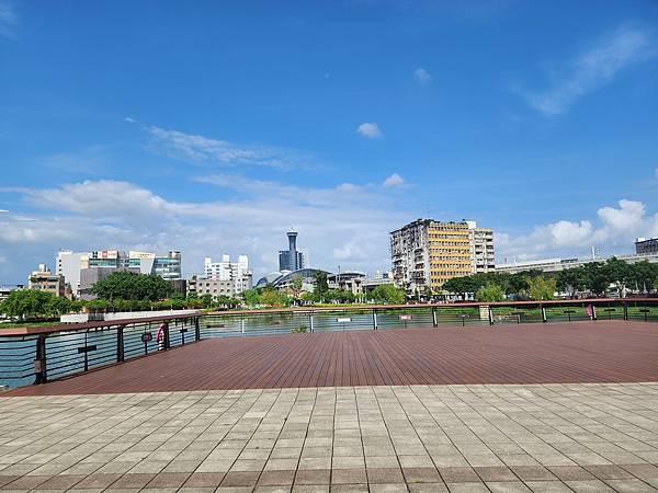 台中湧泉公園~~漫步星泉湖走入滿月指輪水上步道