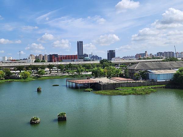 台中湧泉公園~~漫步星泉湖走入滿月指輪水上步道