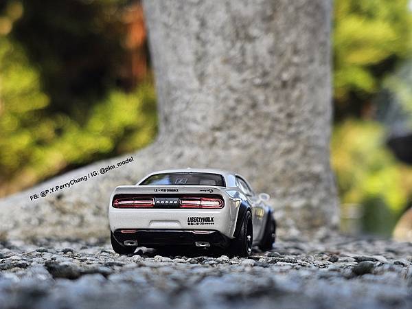 <1/64模型車開箱> Tarmac Works Dodge