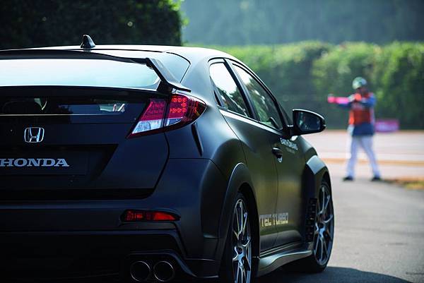 honda-reveals-new-civic-type-r-with-vtec-turbo-engine-photo-gallery_12