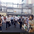新宿站前人潮.jpg