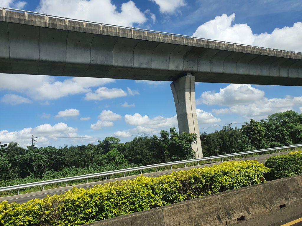 高速公路上的天空很藍