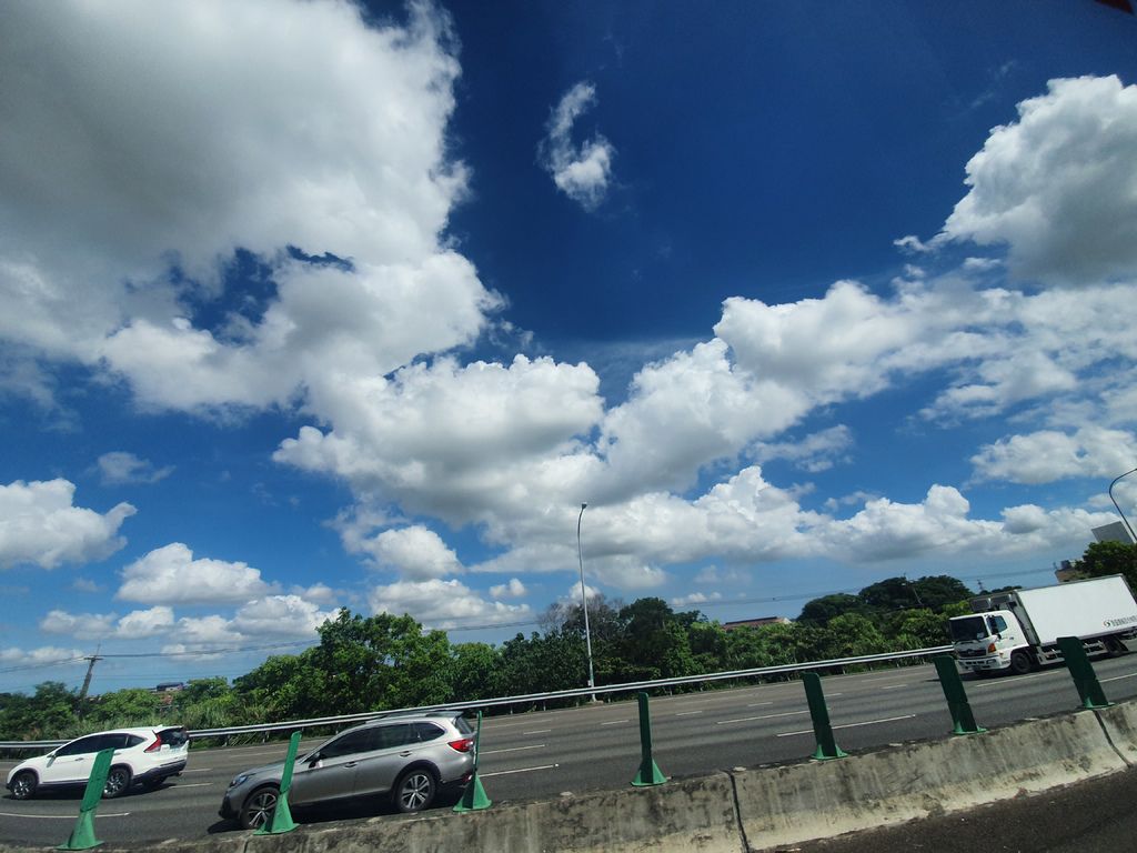 高速公路上的天空很藍