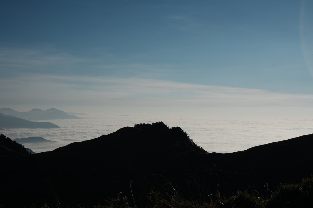 從武嶺牌拍攝合歡山群峰之下的雲海