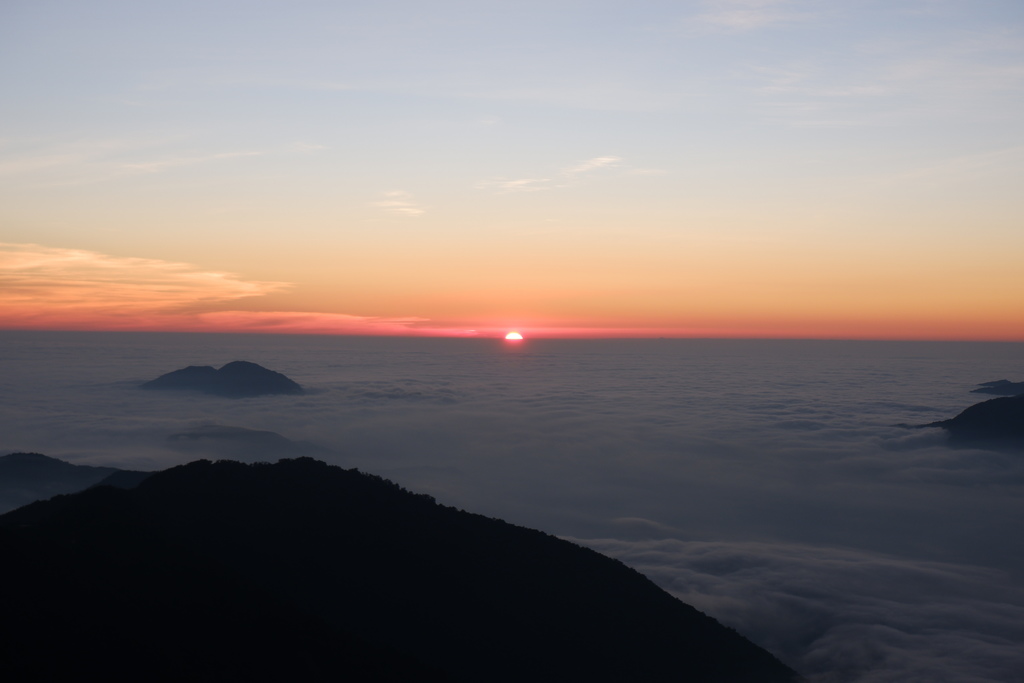 合歡山主峰-在雲海之一半的夕陽