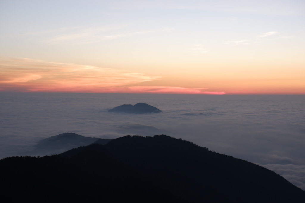 合歡山主峰夕陽落下，天色還這麼亮