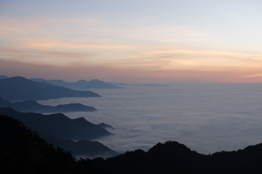 合歡山主峰夕陽落下，天色還這麼亮