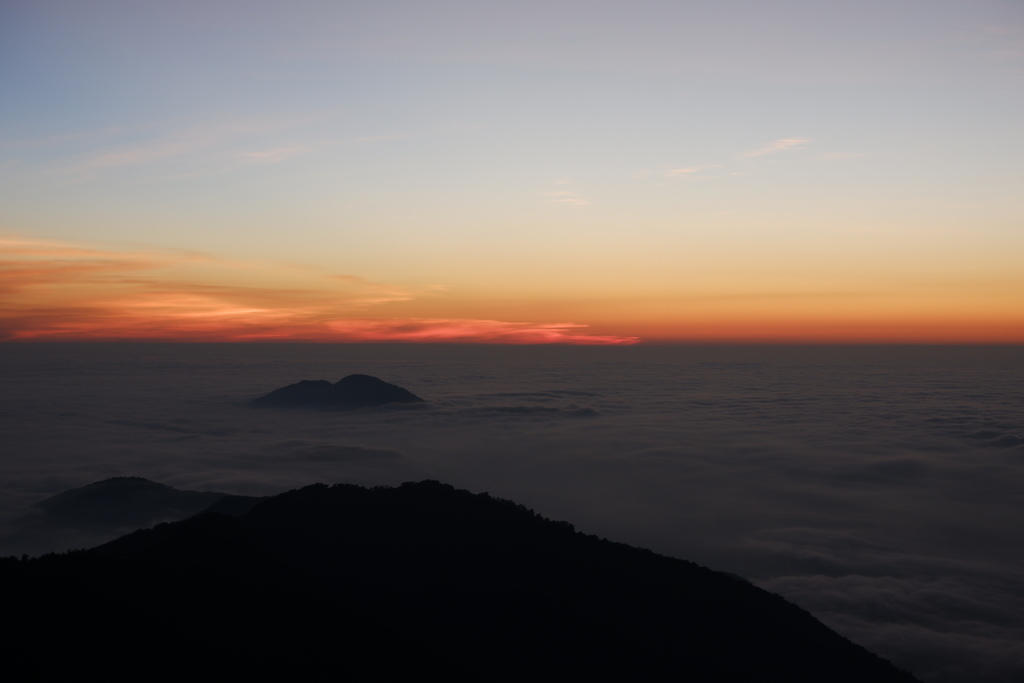 合歡山主峰-夕陽落下，霞光-好紅好燒，天空還是這麼亮