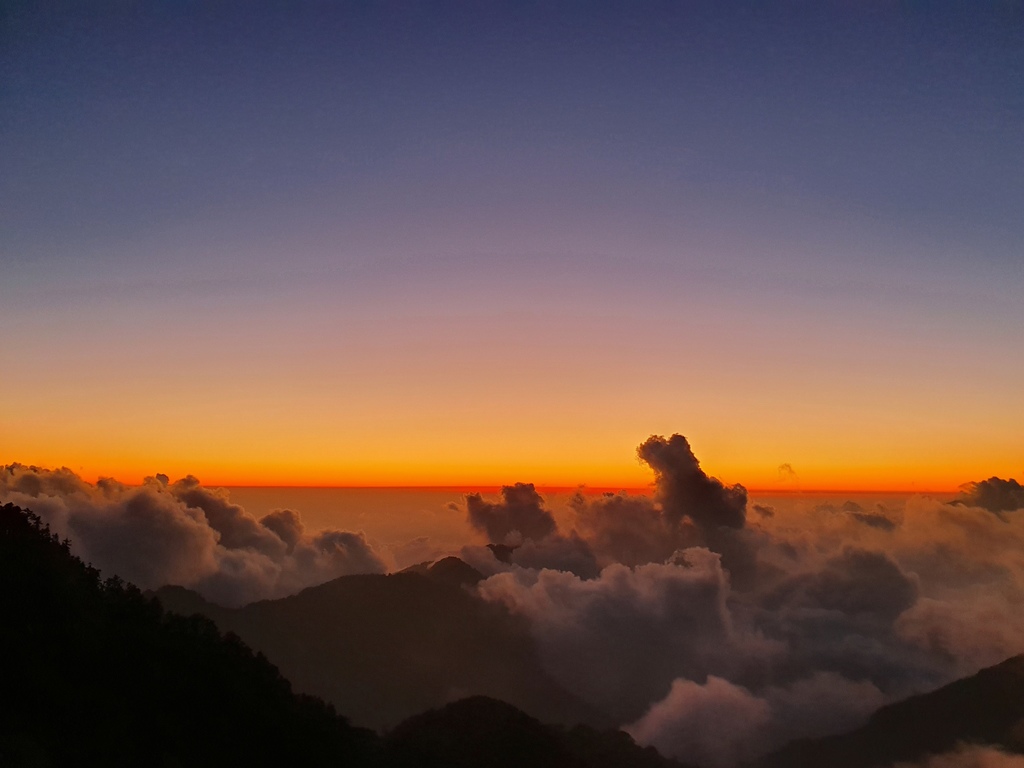 合歡山主峰夕陽落下，有看到一隻小狗嗎