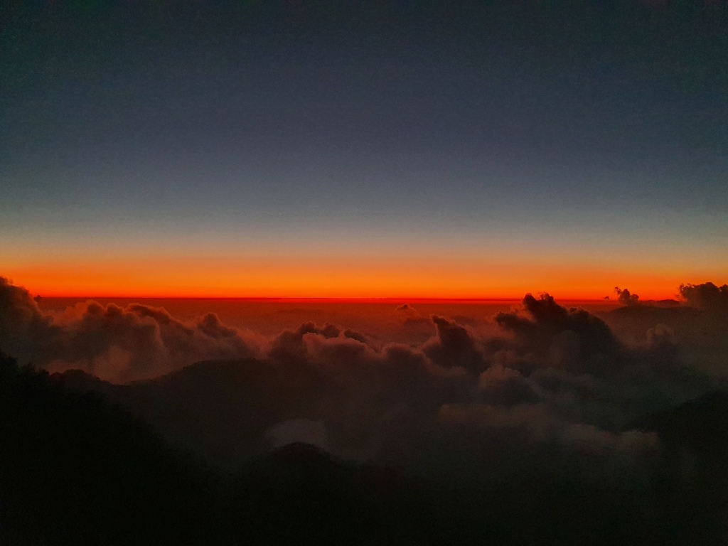 合歡山主峰，紅通通的火燒雲