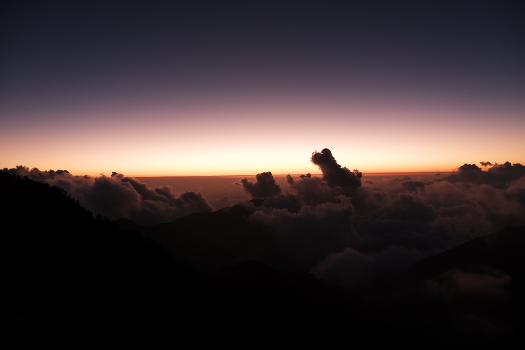 合歡山夕陽-雲海很有戲-看得出來有一隻小狗嗎