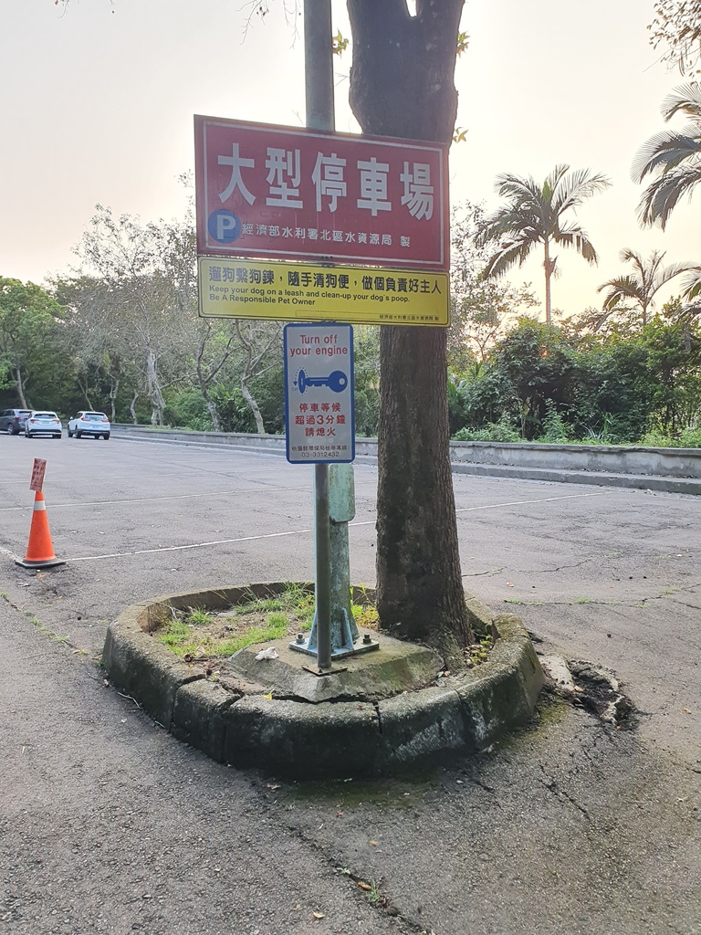 大型停車場對面走