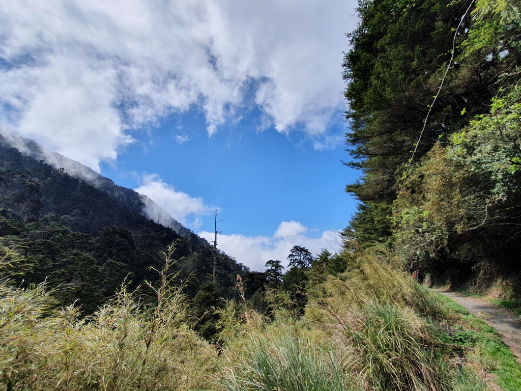 快到天池山莊了，天氣有了些許變化，乾淨的藍天快被雲慢慢吃掉了