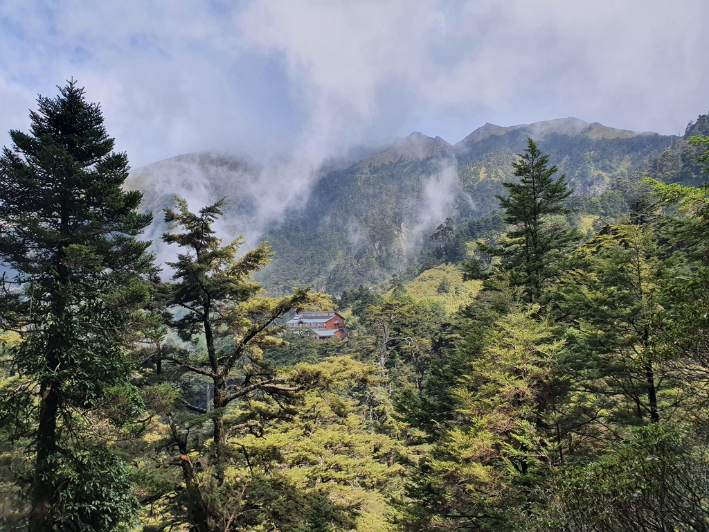 遠方的天池山莊與山上的雲霧繚繞行成一幅美麗的山水畫