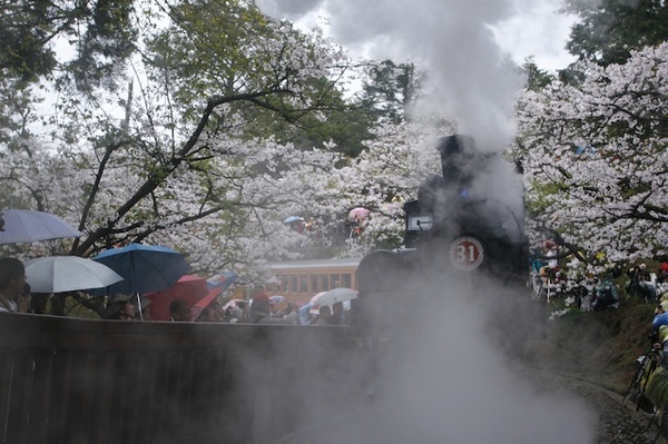 煙霧瀰漫的火車頭