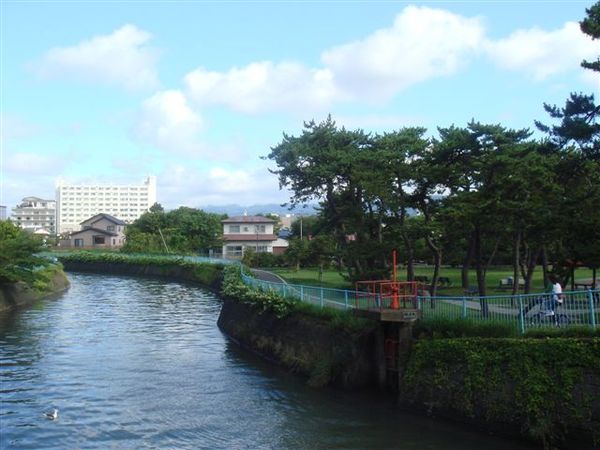 旅館背後有個小公園，小巧精緻