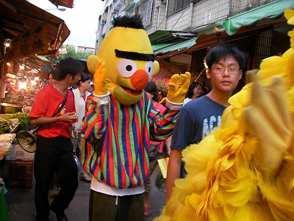 Bert開心逛市場，大鳥卻憂心忡忡...