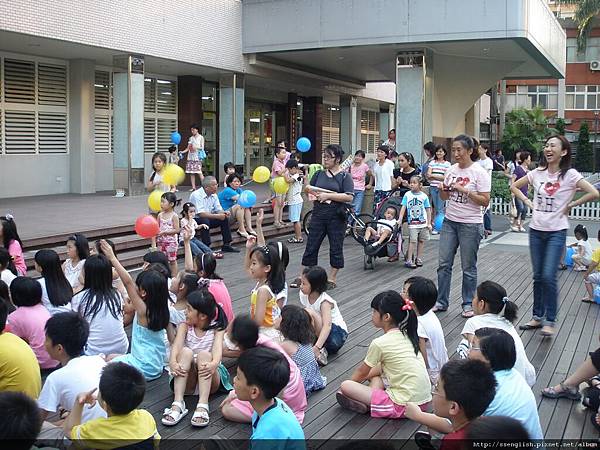 芝蔴街布偶吸引公園裡不少民眾參與 