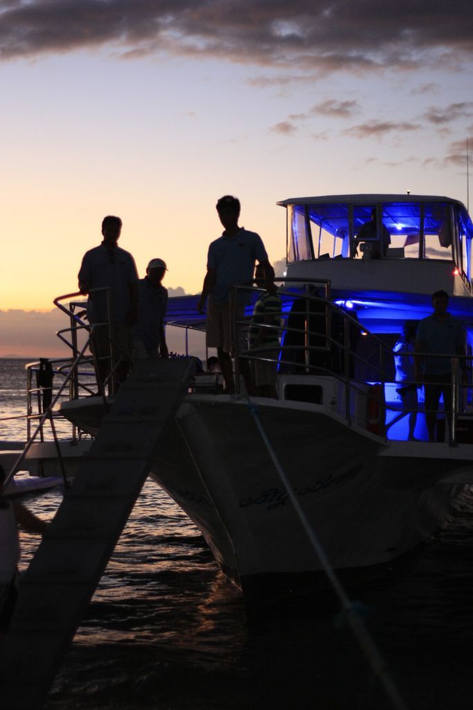 傍晚登船.jpg 傍晚登船.jpg