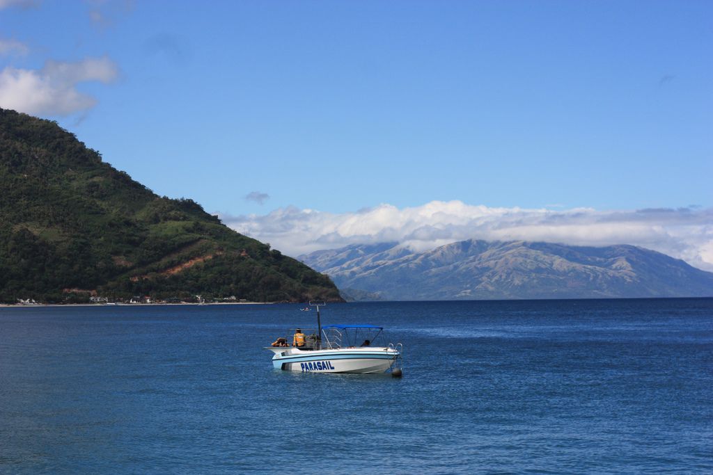 WHITE BEACH的小船.jpg