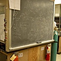 實驗室的黑板~~(很多字耶...看起來好像很認真....)