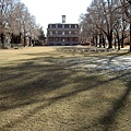 遠端那棟是校友中心 Morrill Hall Alumni Center