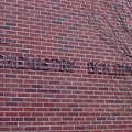 Chemistry Building 在牆上的化學系大樓字樣