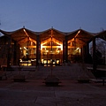 Getchell (Main) Library 圖書館的夜觀..