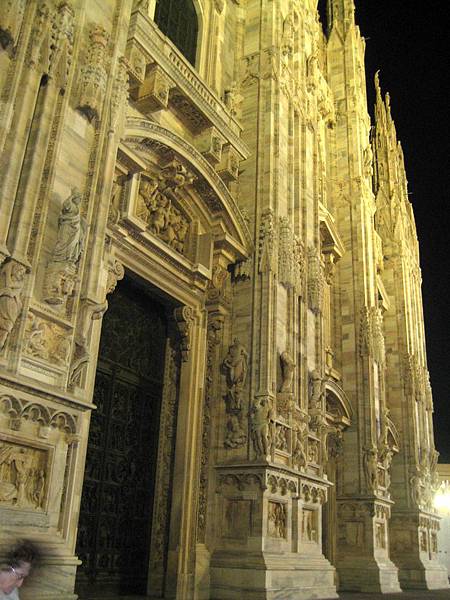 米蘭大教堂。其外觀雕琢似鬼屋一般地令人毛骨悚然。但是美，美到讓人無法直視。